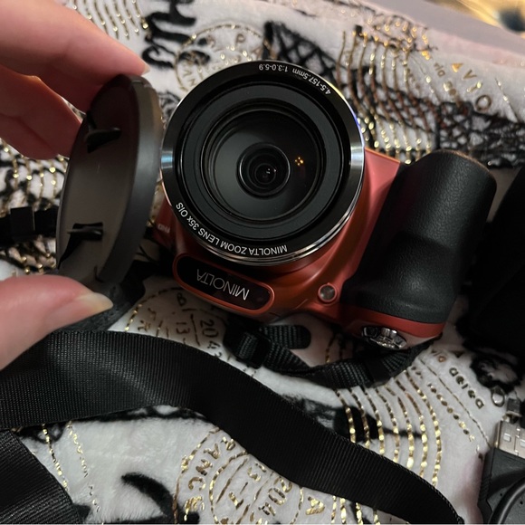 Only used once Minolta digital camera - Picture 3 of 13